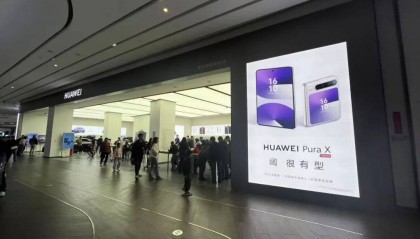 10分钟，售罄！7499元起，华为首款阔折叠屏卖爆了，记者实探……