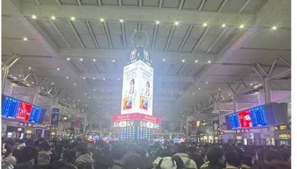 上海这里人山人海！凌晨2点亮如白昼，有人直接坐地上，网友：“可能有1亿人…”