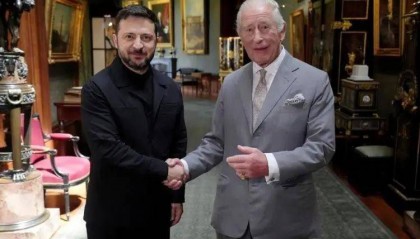 这次，泽连斯基穿了西装