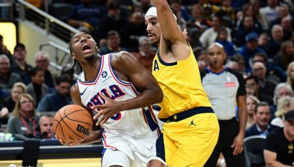 马克西爆砍45分哈利伯顿22分 76人加时险胜步行者