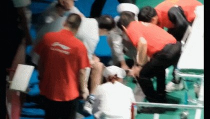 揪心！比赛中突发意外，世界第一被抬上担架