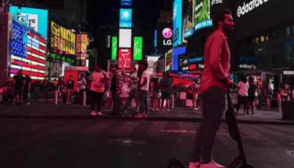 美媒：纽约正式将乱穿马路合法化，允许行人在人行横道外或违反交通信号灯过马路