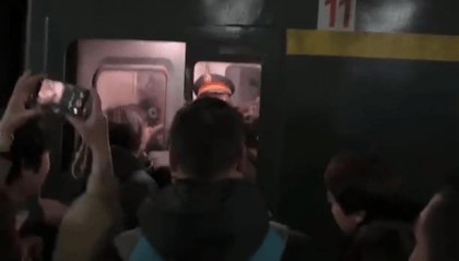 多名乘客持票也没挤上车，“买短乘长”者：无奈选择，候补19个订单没买到票