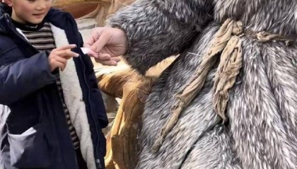 对话河南万岁山2米33“巨人”演员：没巨人症，睡3米床穿59码鞋