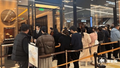 金价高位跳水！商场挤成了菜市场，有人排队6小时！