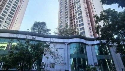 深圳两栋烂尾楼里住了近千人，买房的却不让进？记者实探