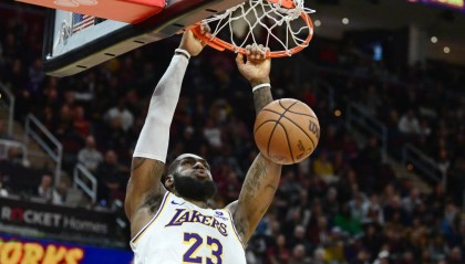 詹姆斯退役传闻引发湖人混乱，未来何去何从？