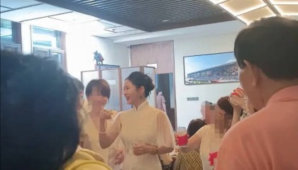 董璇张维伊婚宴照疑曝光 女方穿白色旗袍一脸灿笑