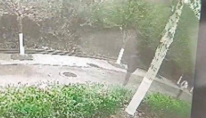 陌生男子尾随16岁女孩图谋不轨 36岁司机拿撬棍相救 民警：案件侦办中