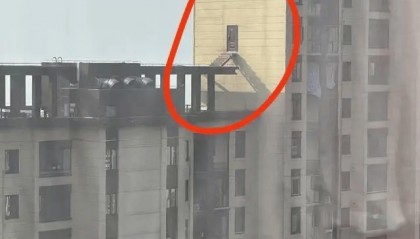 活久见！28楼业主在外立面开墙搭梯，称若有火灾方便跑 城管：损坏承重结构，责令修复加固