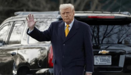 给脸不要脸？特朗普挂断普京电话，火速点名中国，希望中方能上门！