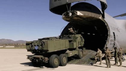 解放军“大杀器”亮相，轰动全球！岛内传出投降声，看谁敢动一下