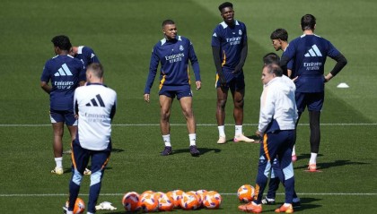 皇马地震级引援！曝阿隆索携顶级边卫空降，弗洛伦蒂诺再掀转会风暴？