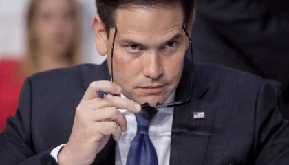 事情越闹越大，会晤中美外长后，拉夫罗夫专机直飞朝鲜，美核潜艇突抵冰岛