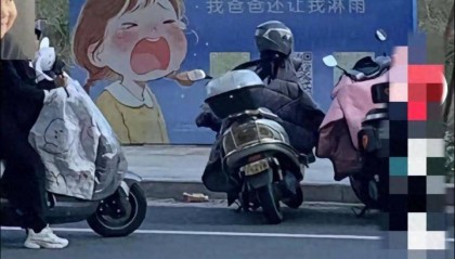 小区广告牌标语“别人爸爸都直接下车库，我爸爸还让我淋雨”，业主质疑推销车位扭曲孩子价值观