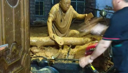 云南村干部被泥石流掩埋变“泥人”，当事人：抱大树躲过一劫，脱困后立马通知村民转移