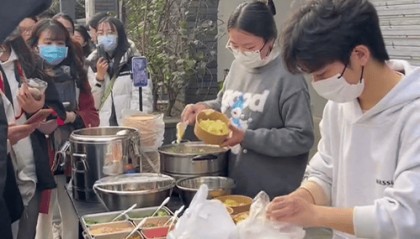 24岁复旦研究生退学摆摊卖土豆泥，自称有经济头脑，擅长经营