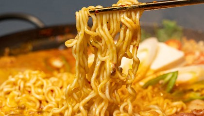 大学卖3.5元泡面不肯涨价被挤走？谁让食堂大叔受伤