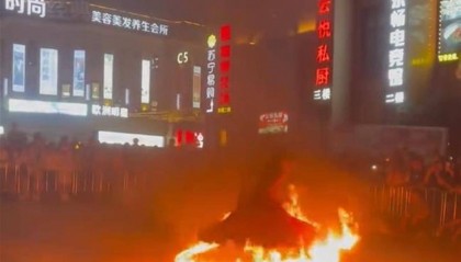 温州一女演员表演火裙舞被烧到，商场：人无大碍，节目已停止