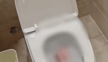 女子在酒店使用浴巾掉出拆封情趣用品，酒店回应：属实，物品来源不明