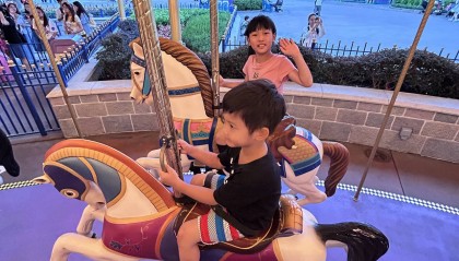 有妈妈包下一截高铁车厢，有妈妈连夜送儿子回老家，暑假来了，你家娃怎么安排？