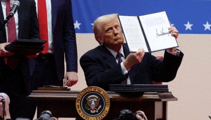 没法移民了！大批华人连夜逃离，我国会不会接收？外交部回应来了