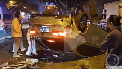 青岛一搅拌车司机涉嫌醉驾撞多车，“臭脸大叔”从车里救出受伤娃娃