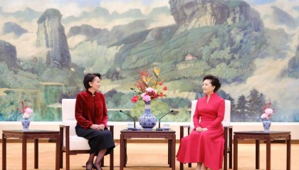 彭丽媛同吉尔吉斯斯坦总统夫人扎帕罗娃茶叙