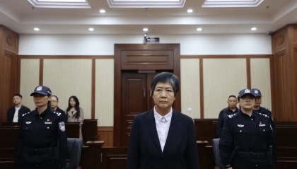 被提拔为省委办公厅副主任、丈夫工作获调动后，她送了69.5万