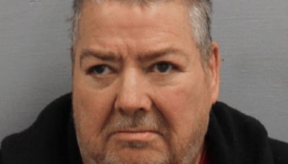 美国12岁女孩遭养父性侵7年，怀孕生子，养母装不知道