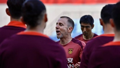 国足临时主帅：日本韩国都是强队 但我们不需要惧怕对手