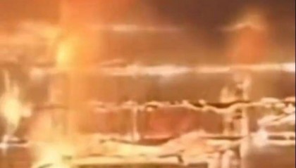 阜阳一4S店凌晨燃起熊熊大火，店方人士：展厅的车都被烧了，原因尚不清楚