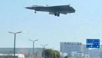 歼-36超低空飞行，美媒：看到双座和涂层！美F-47还没造就过时