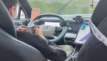 男子花800打顺风车，司机400公里几乎不摸方向盘？