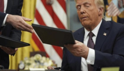 劲爆消息！美国突然站队中方，宣布一大决定，外交部顺势把话说清