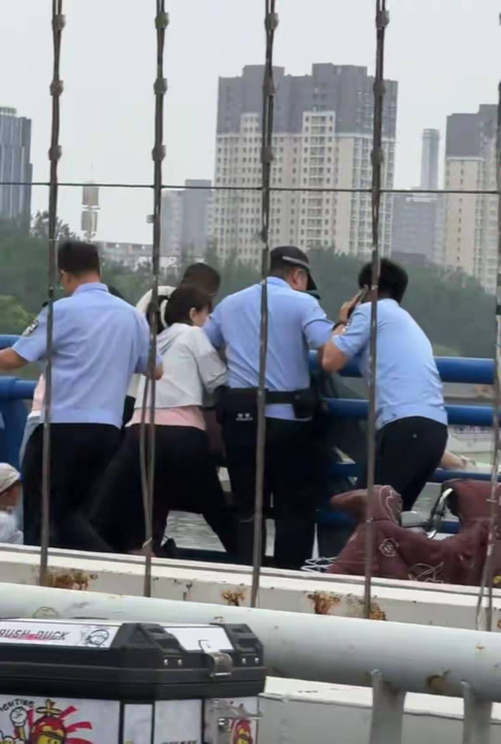 山西临汾一女子欲跳桥，女护士施救时孩子也抱腿帮忙