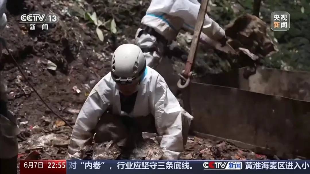 张家界一天然溶洞垃圾堆积，当地一村支书威胁谁来天坑拍照就打，官方通报：已停职检查