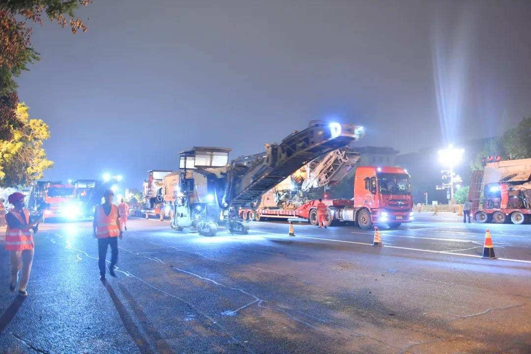 阅兵前的凌晨,长安街35小时铺了46个“足球场”!