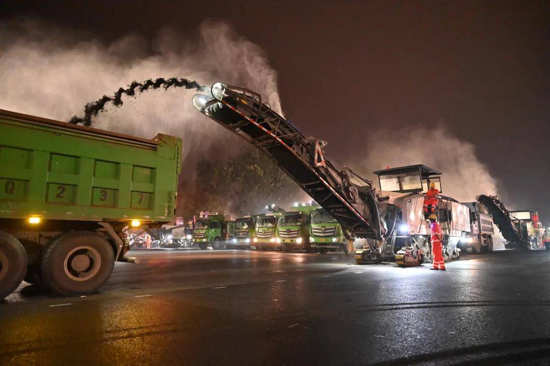 阅兵前的凌晨,长安街35小时铺了46个“足球场”!