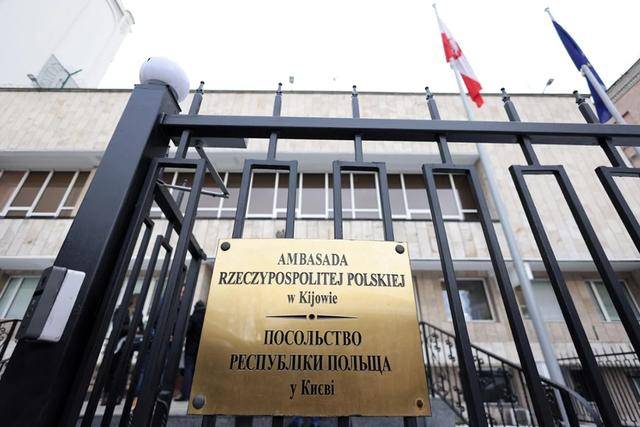 波兰外交部称有炮弹击中该国驻乌克兰大使馆