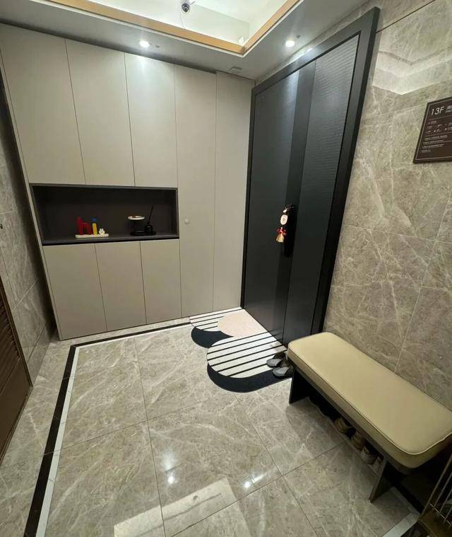 物业“不让门口放鞋子”,门口放鞋柜违法吗?