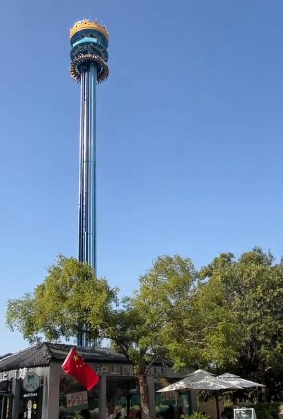 郑州方特跳楼机载客高空悬停七八分钟,工作人员:经查设备未发生故障