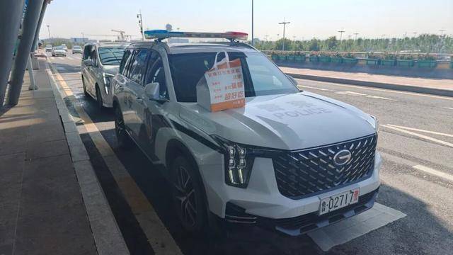 6年来“准时”出现在警车引擎盖上的蛋糕,谁送的?