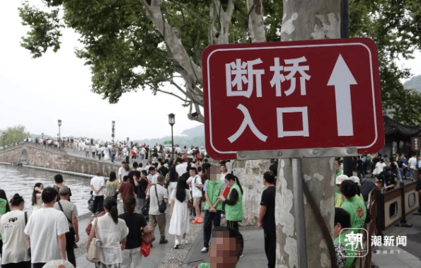 “第一天出去旅游的人已老实”!售罄、约满,多地景区紧急提醒!有的一天涌入44万人