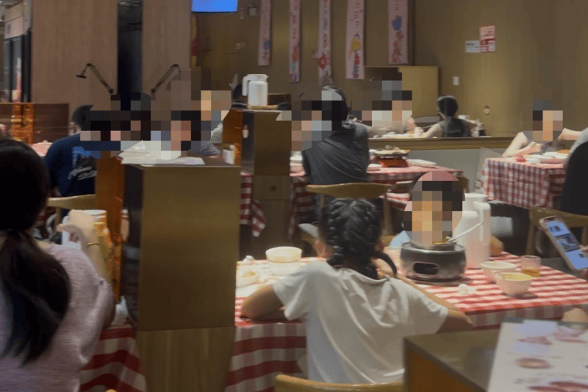 实探整改后的西贝门店:餐厅满员,多位家长带儿童就餐;降价几元;后厨改为现场制作