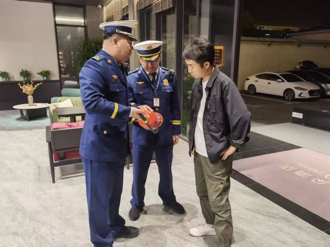 国庆假期 步履不停|消防力量深入景区古建、酒店民宿、加油站等场所全面筑牢安全防线