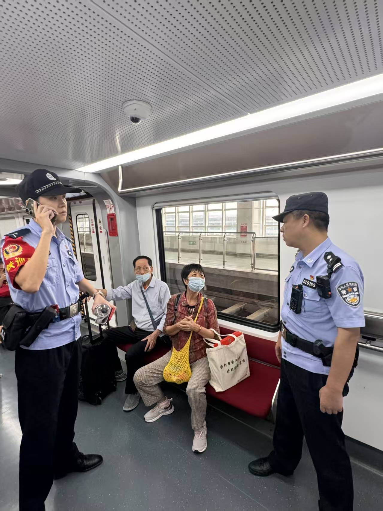 离高铁发车仅剩半小时!长沙民警接到一对海南老年夫妻求助,一路护送其顺利进站