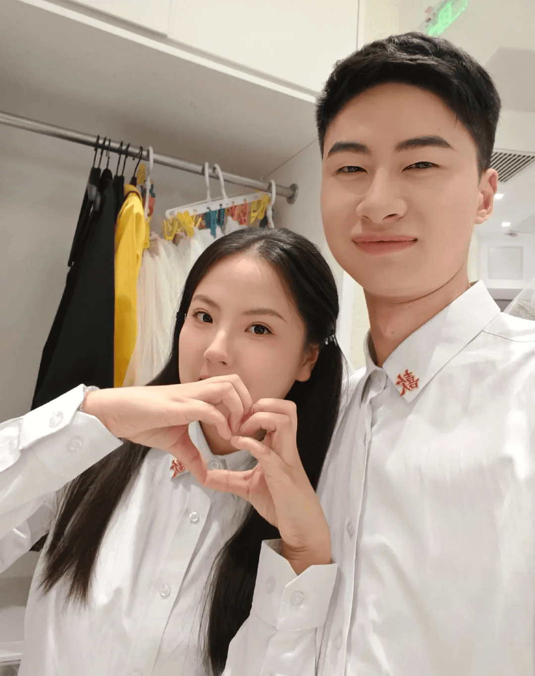 “领证照”曝光,全网沸腾!本人最新回应