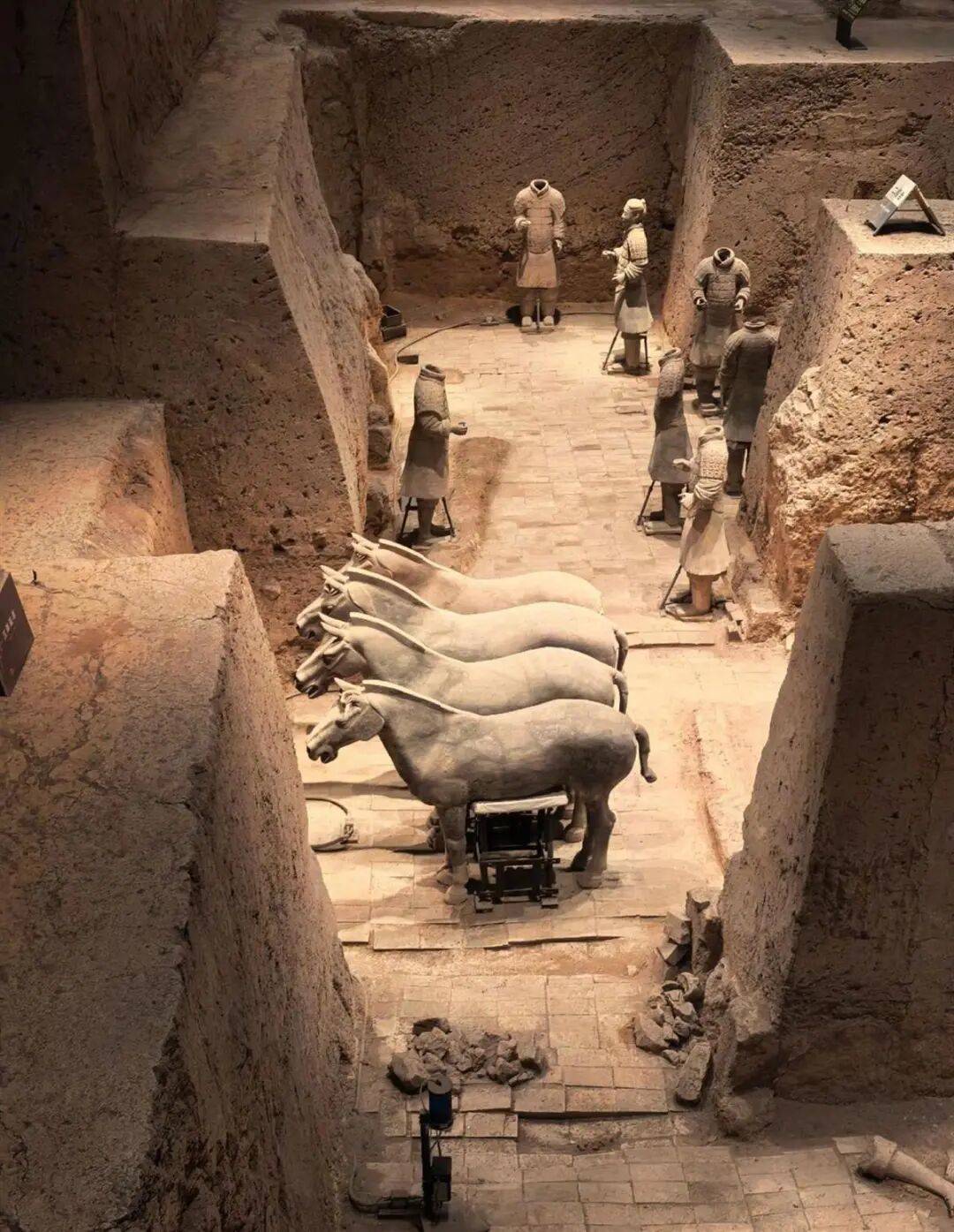 4个月前男子跳入俑坑推倒两尊兵马俑致其受损,知情人:在修复当中,还未展出