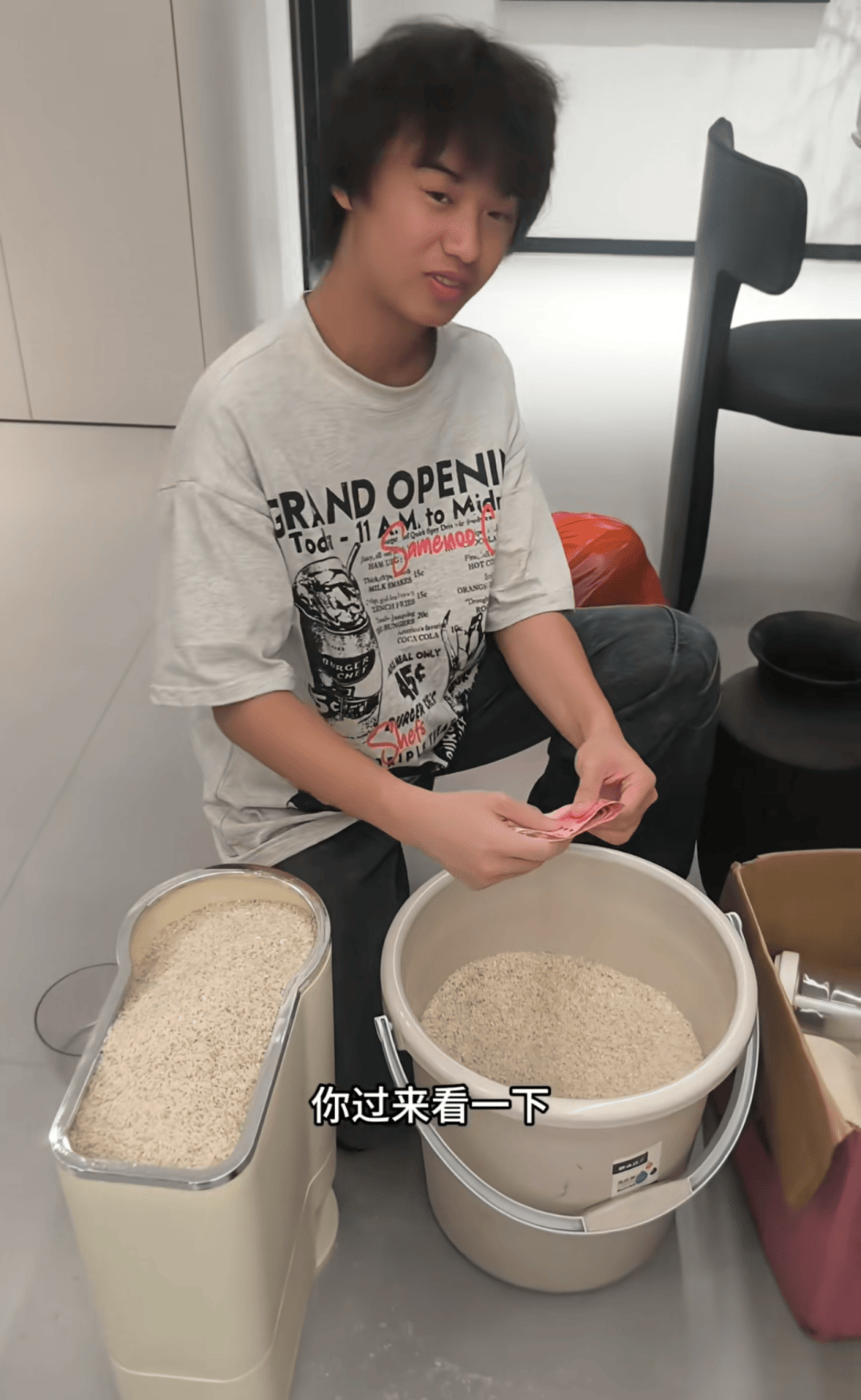 长沙女子双节返程发现母亲在大米里藏了1000元现金,“世界上最爱你的永远是妈妈”